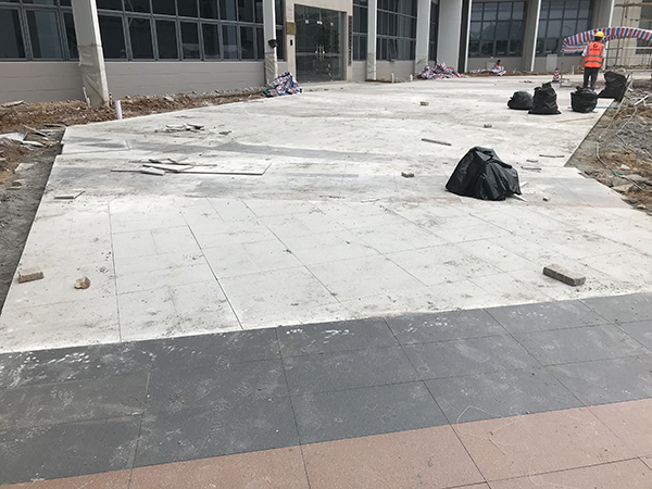 如何清洁仿黄金麻透水砖
