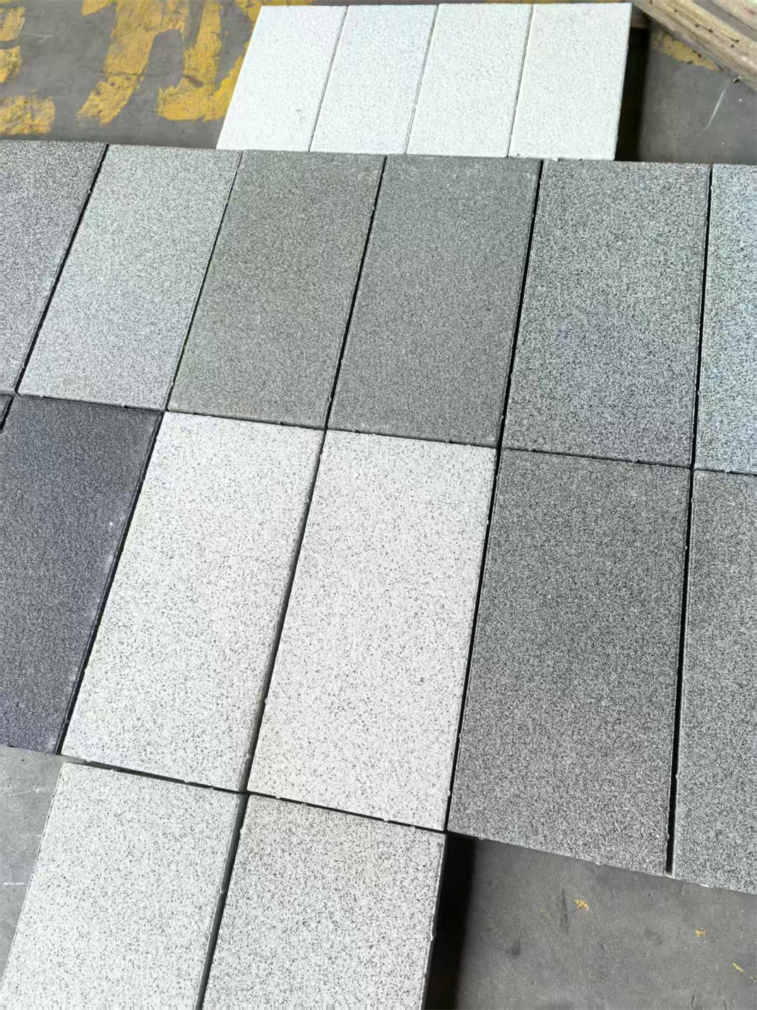 细面透水砖(芝麻深黄)定制